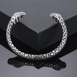 Vista macro del bracciale aperto vintage con doppia testa di serpente e trama a squame