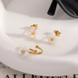 Elegantes Blumen-Schmuckset mit weißen Perlmutt-Ohrringen und Ring in Goldoptik