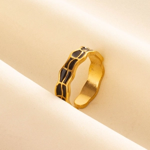 Bague ouverte minimaliste en acier inoxydable doré avec émail noir et motif géométrique