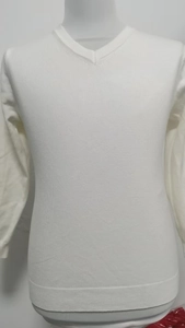 Nahaufnahme des weißen V-Ausschnitt-Pullovers mit feiner Strickstruktur