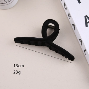 Detail view of a 13cm black flocked claw clip with size and weight dimensions
