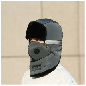 Détail du chapeau trappeur gris foncé avec doublure en fausse fourrure noire et valve de masque