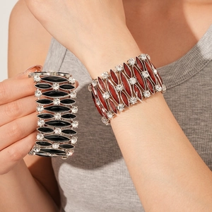 Dettaglio di un bracciale vintage con diamanti in cristallo nero e rosso scuro