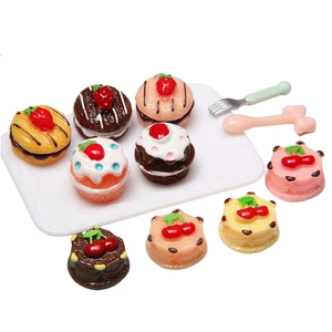 Set di torte alla fragola in miniatura in resina con vassoio per case delle bambole