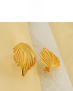 Vue détaillée des boucles d'oreilles ailes dorées à l'or 18K avec textures de plumes et fermoirs
