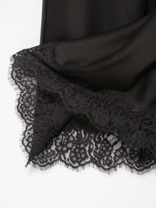 Vue détaillée du tissu satiné noir élégant avec bordure en dentelle de cils délicate
