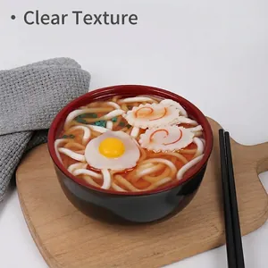 Modello di salvadanaio a forma di ciotola di ramen giapponese realistico fatto a mano