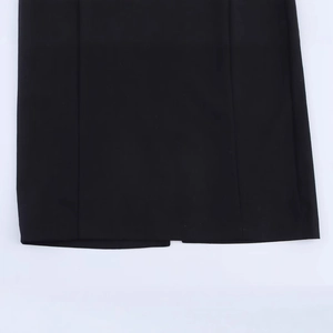 Mini abito nero minimalista con orlo in maglia piatta e dettaglio di spacco laterale