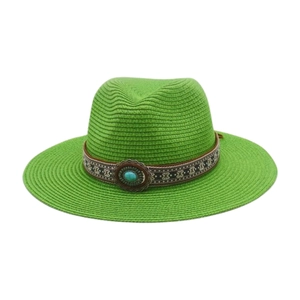 Détail d'un chapeau de paille vert avec bande ethnique et pierre turquoise bohème