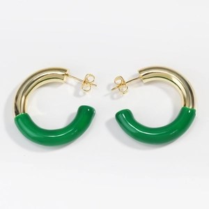 Détail de boucles d'oreilles en C en métal doré et émail vert de haute qualité