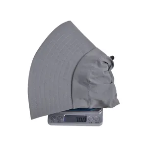 Dettaglio di un cappello da sole grigio impermeabile che pesa 70 g su una bilancia