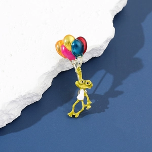 Broche grenouille verte mignonne avec cinq ballons colorés en émail sur pierre