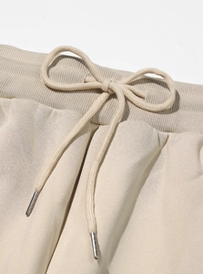 Dettaglio vita dei pantaloni sportivi kaki in pile con trama a maglia e coulisse in metallo