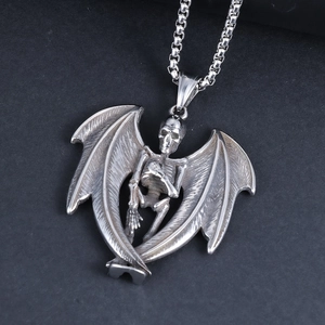 Gothik-Halskette aus Edelstahl mit Totenkopf- und Fledermausflügel-Anhänger in Silber