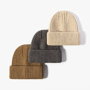Bonnets tricotés d'hiver minimalistes en beige, gris et jaune avec bord côtelé
