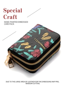 Détail du portefeuille en cuir gaufré peint à la main avec double zip et fentes pour cartes