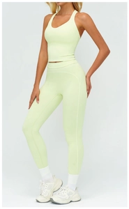 Vue latérale d'un ensemble de yoga vert clair deux pièces avec soutien-gorge et legging
