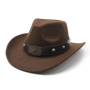 Détail du bandeau en cuir avec perles turquoises et étoile en bronze sur un chapeau
