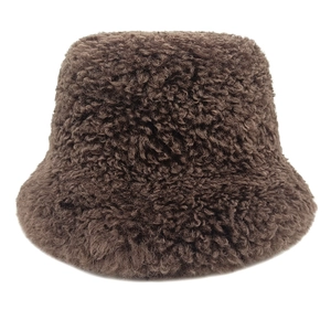 Détail macro de la texture bouclée en similicuir d'agneau sur ce chapeau cloche marron