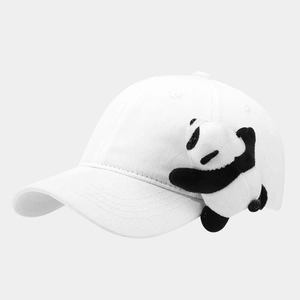 Détail d'une casquette de baseball blanche avec une jolie peluche panda 3D sur le côté