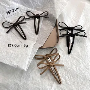 Trois barrettes papillon en cuir tons marron et beige avec dimensions indiquées