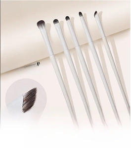 Detailansicht des 5-teiligen Cloud Porcelain Augen-Make-up-Pinselsets mit weichen Borsten