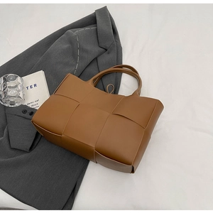 Detail of the high-quality woven caramel brown leather tote bag for professional women