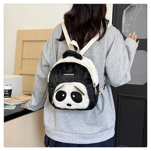 Detalle de la mochila de panda de peluche para niña con textura suave y correa tejida