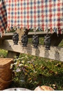 Vue détaillée des poids de nappe en fonte en forme de hibou pour pique-nique en plein air