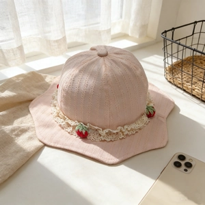 Chapeau de soleil rose pour bébé avec bordure en dentelle blanche et fraises crochetées
