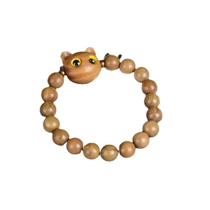 Bracelet artisanal en perles de bois avec perle chat et billes rondes sur fond blanc