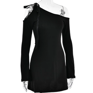 Detalle del vestido negro asimétrico de manga larga con elegante lazo en el hombro