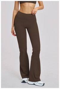Détail d'un pantalon de yoga évasé à taille haute et débardeur court en tissu marron foncé