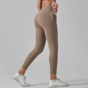 Detail van high-waist yoga legging met handige zijzakken voor een smartphone