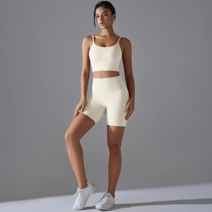 Dettaglio del set yoga beige con pantaloncini a vita alta e reggiseno a spalline sottili