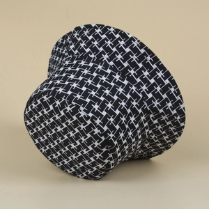 Dettaglio della trama geometrica bianca e nera sul cappello alla pescatora in tela