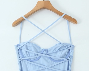 Détails de la robe bleu clair avec laçage corset et décorations florales en relief