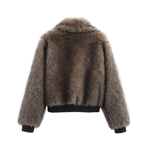 Rückansicht braune Webpelzjacke mit schwarzen Strickbündchen für Damen Wintermode Trend