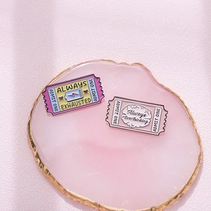 Badges créatifs en émail style ticket avec citations Always Exhausted et Always Overthinking