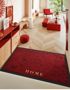 Detailansicht der roten Türmatte mit goldenem HOME Schriftzug und Herzmuster
