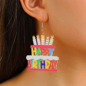 Détail de boucles d'oreilles gâteau happy birthday en acrylique avec bougies colorées