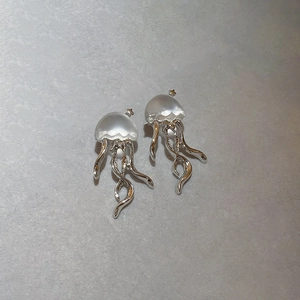 Boucles d'oreilles méduses argentées avec tête en résine translucide et détails d'étoiles