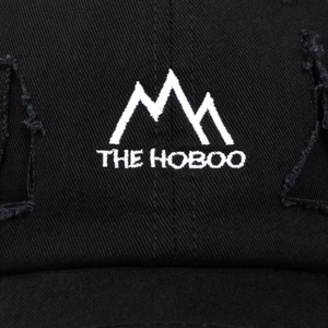 Casquette en coton noir usé avec broderie montagne blanche et détails effilochés