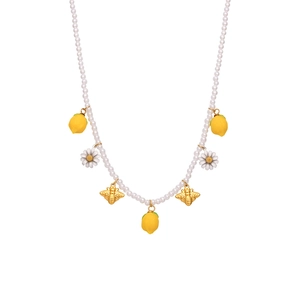 Incantevole collana di perle con ciondoli limone margherita e ape su bianco