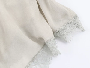 Détail du tissu georgette champagne avec bordure délicate en dentelle de cils pour hauts