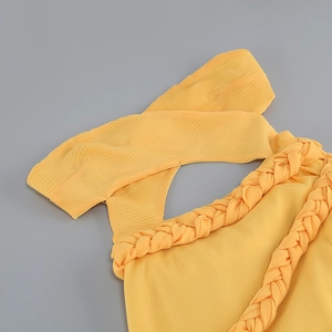 Gros plan sur le tissu plissé jaune vif avec texture tissée et détails de volants verticaux
