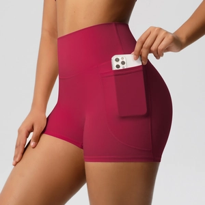 Détail d'un short de yoga taille haute avec poche latérale fonctionnelle pour smartphone