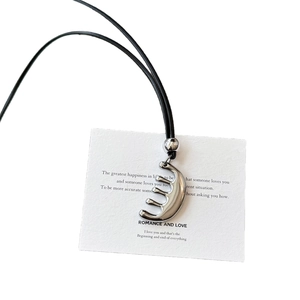 Collier avec pendentif peigne argenté minimaliste sur cordon en cuir noir artistique