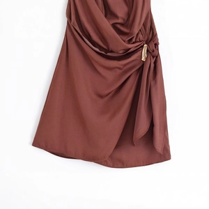 Vestido halter de satén marrón con herraje metálico dorado y elegante drapeado
