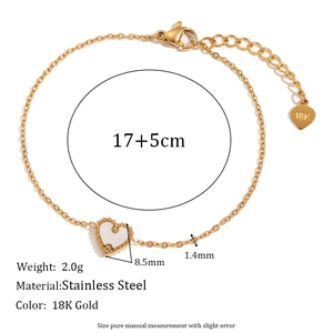 Détail macro du bracelet cœur en acier plaqué or 18K avec dimensions de 17+5 cm
